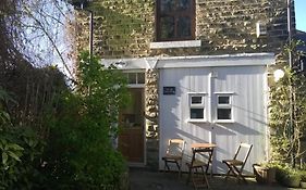 Old Coach House. Self-Contained. Private. Parking